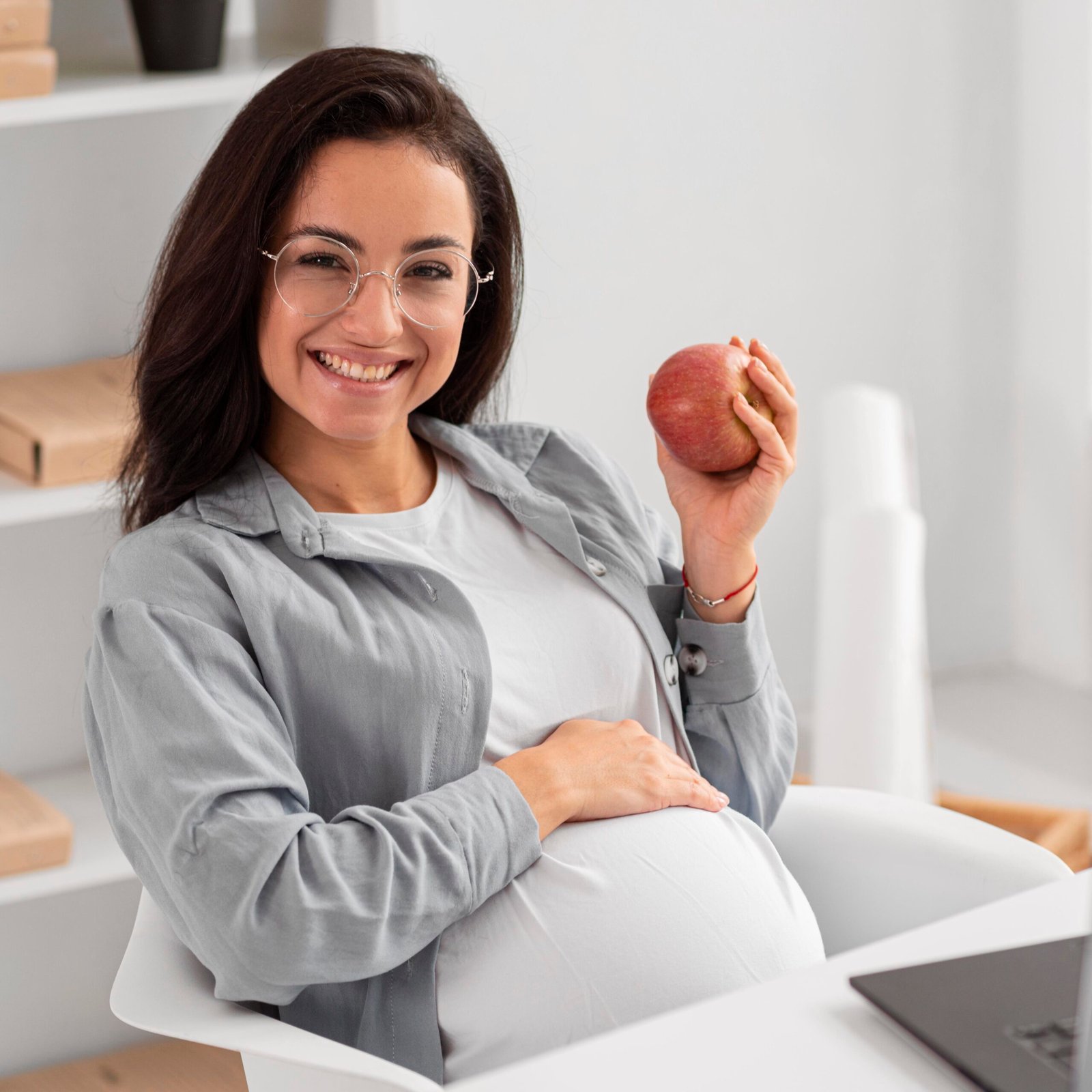 smiley-pregnant-woman-home-holding-apple